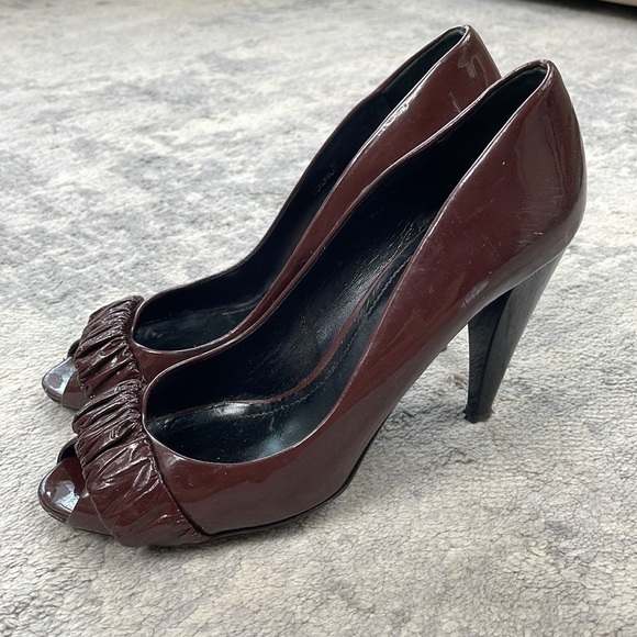 Burberry Peeptoe Ruffle Patent Leather Pumps Heels Burgundy Maroon Sz 39 - Picture 6 of 16